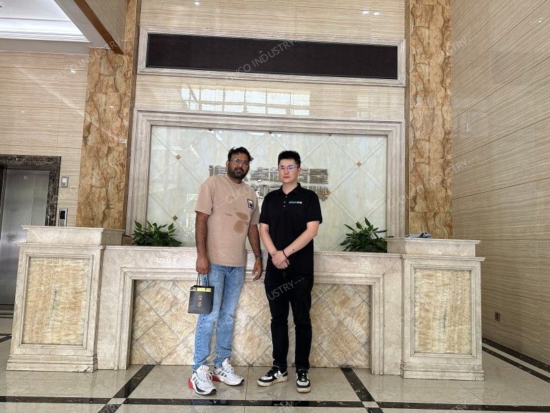 Take a photo with customer together Take a photo with customer together